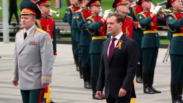 President of Russia Dmitriy Medvedev walk with general — Stock Video