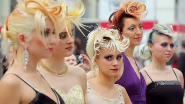 Пять моделей с причудливой прической на XVII Международном фестивале "Мир красоты 2010" — стоковое видео