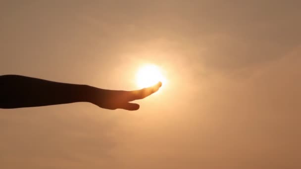 Hand silhouette does wavy movements against sky — Stock Video