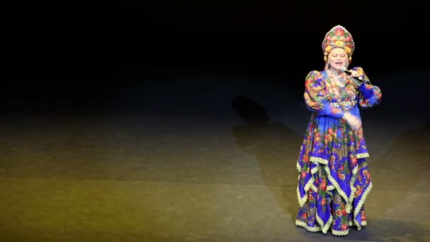 Певица Людмила Рюмина в национальном костюме на концерте — стоковое видео