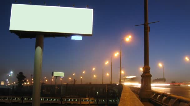 Gran tablero de publicidad en el centro, hombre corre a lo largo de la carretera — Vídeos de Stock