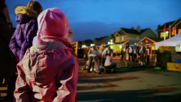 Niña ver rendimiento en la calle — Vídeos de Stock