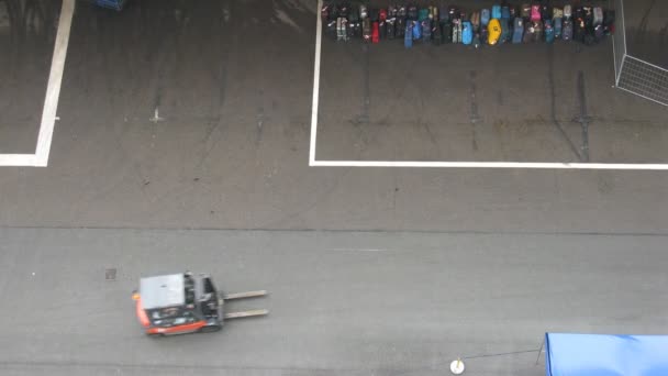 Chariots élévateurs électriques chargent les bagages dans le port, laps de temps — Video