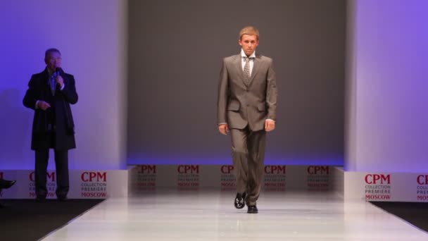 Man wear brown suit from Slava Zaytzev walk the catwalk — Stock Video
