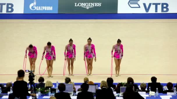 Las chicas terminaron su actuación en gimnasia rítmica — Vídeos de Stock