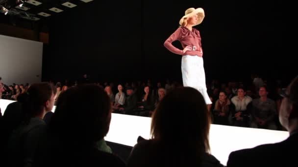 Model in rok en blouse hoed lopen op podium op Russische fashionweek — Stockvideo