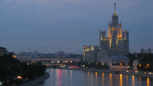 Inhabited skyscraper stands on Kotelnichesky quay near to road — Stock Video