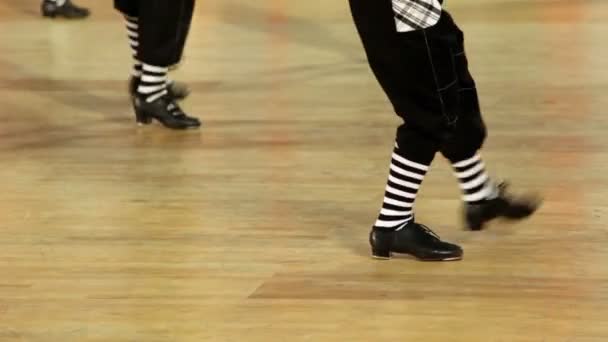 Néhány fiú cipő táncolni, csak a lábak láthatók. — Stock videók