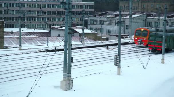 Dos trenes se mueven a ambos lados en la zona industrial — Vídeos de Stock