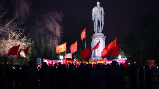 Veel communisten stand met vlag voor monument op goedgekeurde vergadering — Stockvideo