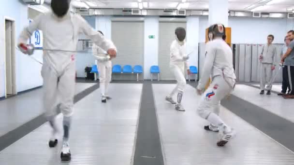 Четыре фехтовальщика тренируются в спортзале клуба "Динамо" — стоковое видео