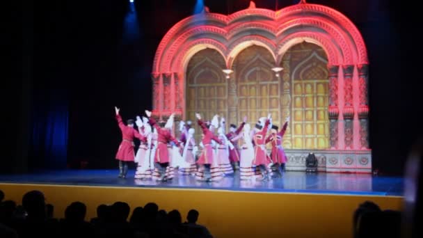 Hommes et femmes du ballet national russe Kostroma en robes cosaques dansent ensemble — Video