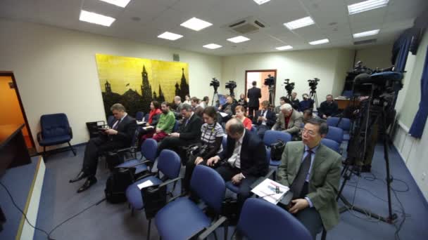 Journalisten wachten conferentie van voorzitter van de Federatie Raad s.m. mironov — Stockvideo