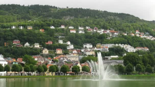 Fuente en el parque bajo la montaña en Bergen — Vídeo de stock