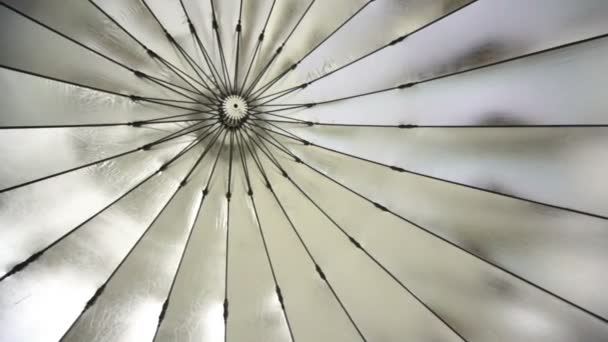 Reflexní deštník uvnitř je zobrazen v pohybu — Stock video
