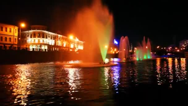 Barco se mueve rápidamente a lo largo del río Moscú cerca de hermosa fuente iluminada — Vídeo de stock