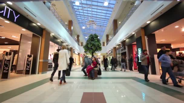 La gente va a boutiques en el centro comercial Golden Babylon — Vídeo de stock
