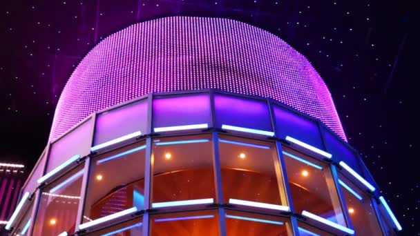 Övre delen av byggnaden i formuläret observatorium på bakgrunden konstgjorda natthimlen — Stockvideo