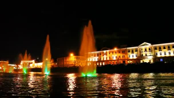 Boat moves along Moscow River near beautiful lighted fountain — Stock Video