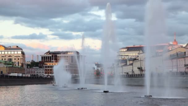 Fountains with in Obvodny channel at evening in Moscow — Stock Video