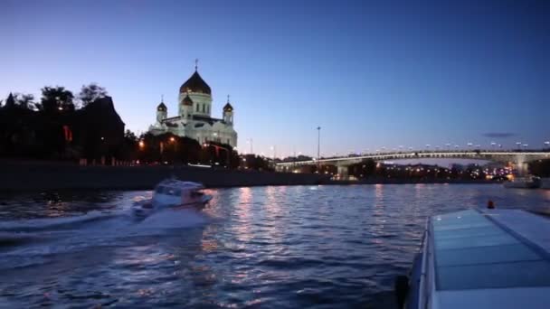 Barco navegando río abajo, cortador superarlo, Cristo Salvador Catedral y Puente Patriarcal — Vídeos de Stock