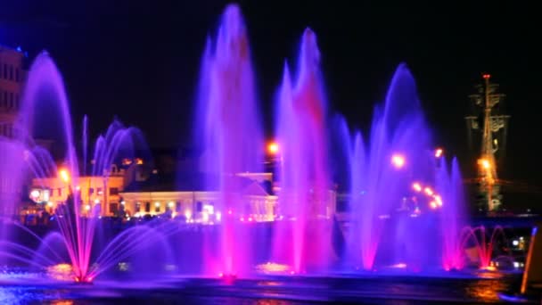 Belles fontaines illuminées de violet sur la rivière Moscou — Video