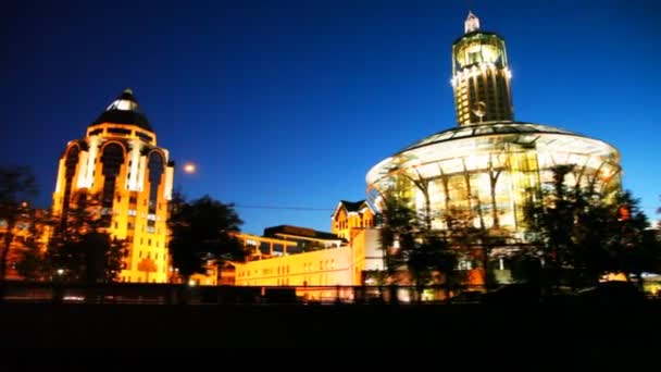 Quai à Moscou la nuit près de la Maison Internationale de Musique et de l'auberge Red Hills — Video