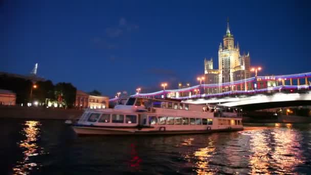 Navire naviguer le long de la rivière, bâtiment de grande hauteur de l'ère Staline sur le quai Kotelnicheskaya — Video