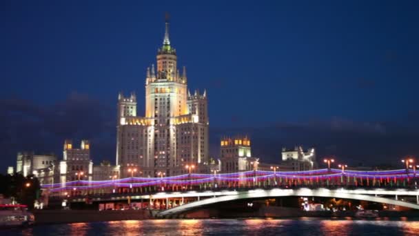 Grattacielo dell'era Stalin si trova sul molo Kotelnicheskaya — Video Stock