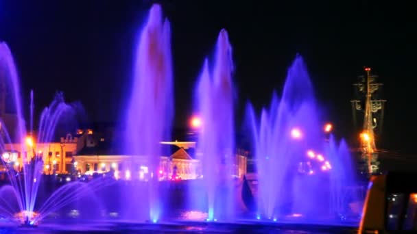 Beautiful fountains illuminated with violet on Moscow River — Stock Video