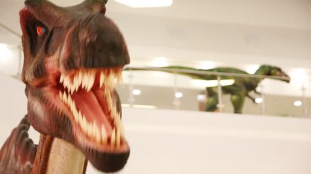 Dinosaur geanimeerde dummy bij winkelcentrum — Stockvideo