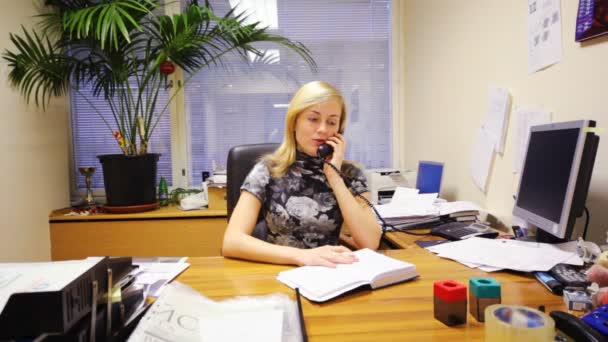 Sekretarz zastępca rozmawia przez telefon w biurze — Wideo stockowe