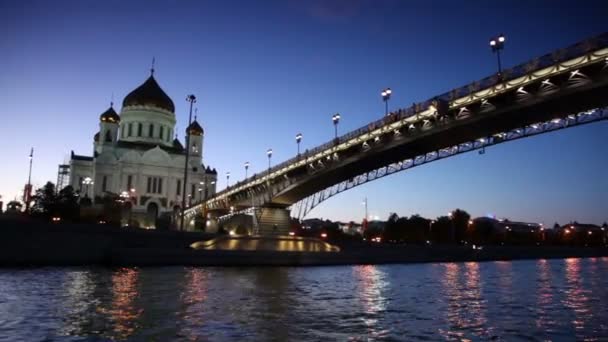 Kristus Frälsarens katedral och patriarkala bro på kvällen — Stockvideo