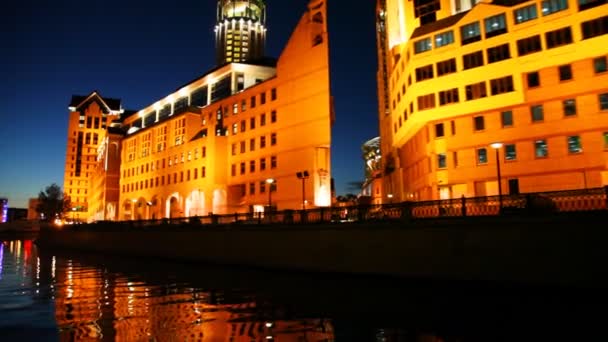 Quay in Moscow at night near Red Hills inn — Stock Video