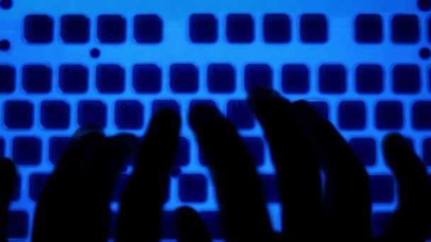 Typ ciemny palce na klawiaturze z niebieskim podświetleniem i guziki pomarańczowy — Wideo stockowe