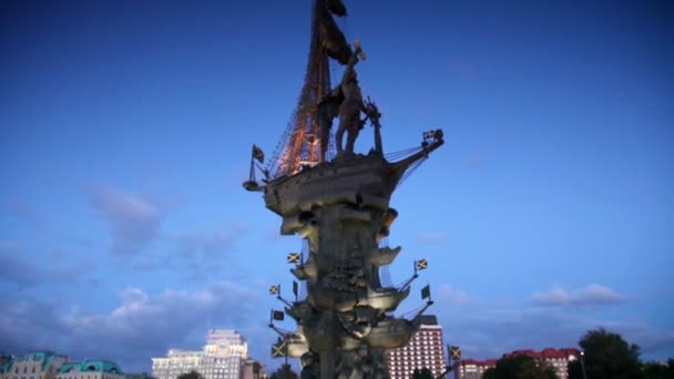 Monumento al gran zar ruso Pedro el Grande por la noche — Vídeos de Stock