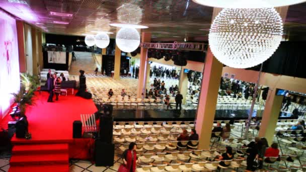 La gente espera en el desfile de moda en la noche de la moda francesa — Vídeos de Stock