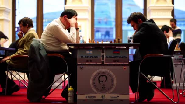 Борис Гельфанд 2741 и Шахрияр Мамеджаров 2763 играют на пятом шахматном мемориале Михаила Тальяса — стоковое видео