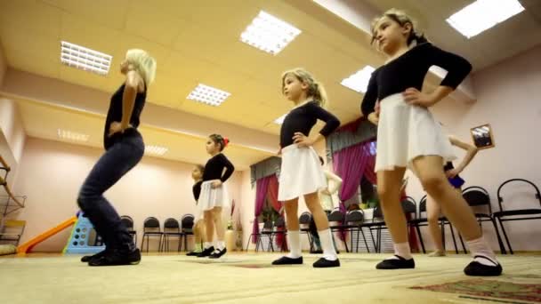 Mädchen hocken beim Training mit Ballettlehrerin zharova svetlana — Stockvideo