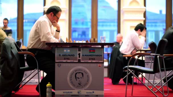 Boris gelfand 2741 bei spiel mit shahrijar mamedjarov 2763 spiel auf michael taljas fünftes schach-denkmal — Stockvideo