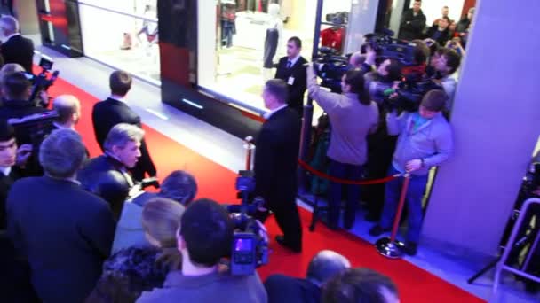 Journalistes attendent l'arrivée célèbre actrice Milla Jovovich dans le centre commercial Vegas — Video