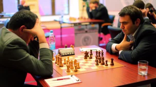 Boris gelfand 2741 och shahrijar mamedjarov 2763 spela på michael taljas femte schack memorial — Stockvideo