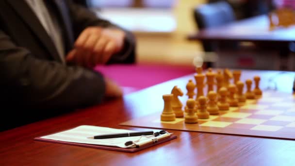 Schach-Startposition an Bord Nahaufnahme, Mann nimmt Stift — Stockvideo