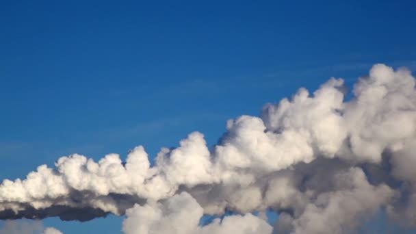 Humo blanco de la central eléctrica de calor en la mañana — Vídeos de Stock