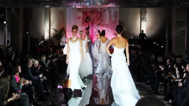 Models in wedding dresses walk around catwalk at Evening of French fashion — Stock Video