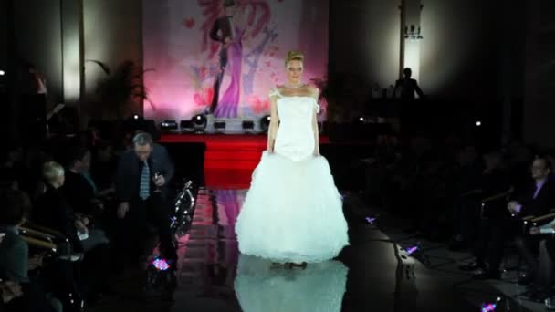 Modèle en robe de mariée longue avec jupe avec promenade ondulée — Video