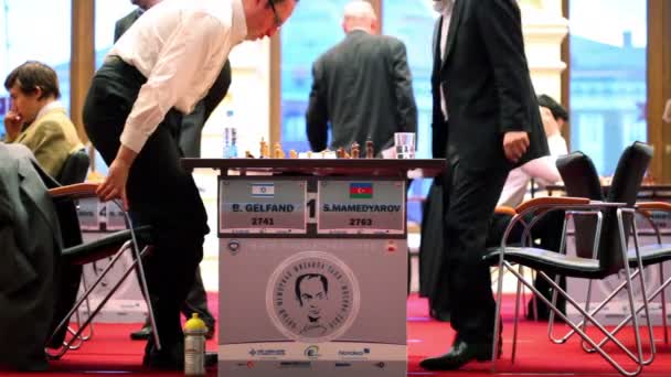 Борис Гельфанд 2741 и Шахрияр Мамеджаров 2763 играют на пятом шахматном мемориале Михаила Тальяса — стоковое видео