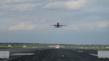uçaklar tarafından tahrik çeneni ve arazi alan sheremetyevo Havaalanı Kalkış