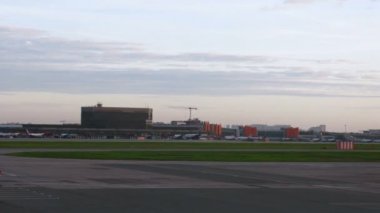 uçaklar ve çalışan otobüs kalkış sheremetyevo Havaalanı üzerinde alana gider