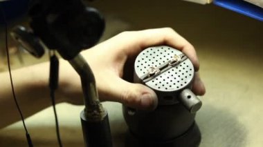 Mengene iki altın yüzük sıkılmış adam işleme başlayın